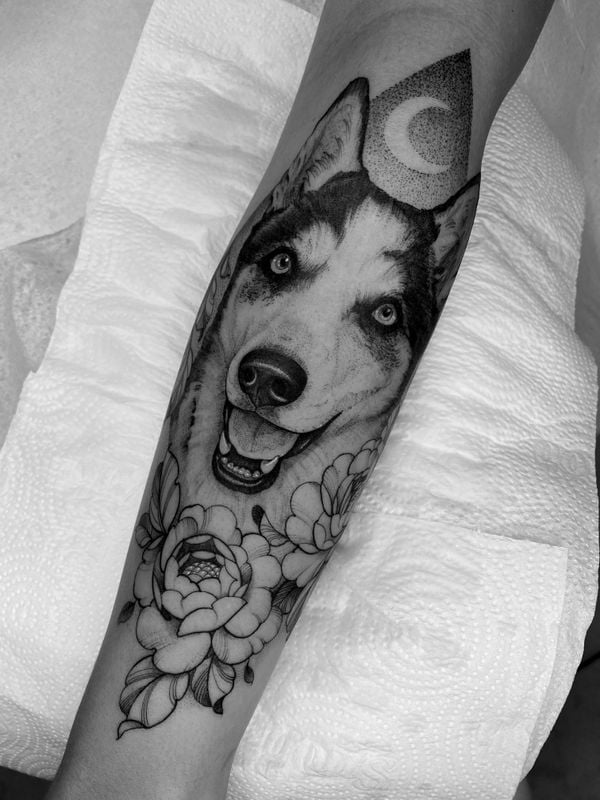 O tatuador profissional Walace Libardi tatuou a Husky Siberiano Lua em Ludmila Zane.