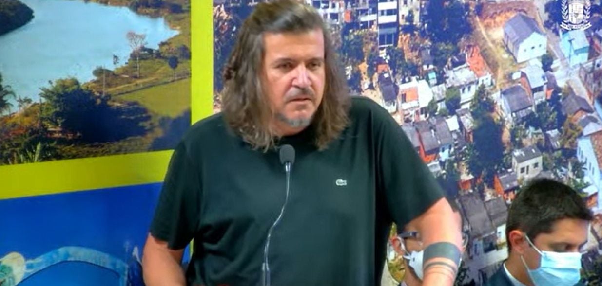 Durante o cumprimento de mandado na residência de Daniel da Açaí, foi encontrado volume de dinheiro em espécie e cheques; defesa diz que ex-prefeito enfrenta acusações infundadas