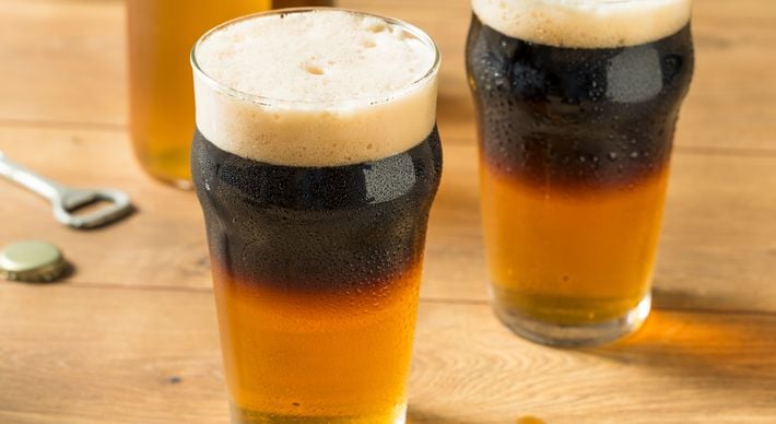 Aproveite o carnaval para brindar com três receitas fáceis de coquetéis cervejeiros: Black Velvet, Frühstruck e caipirinha