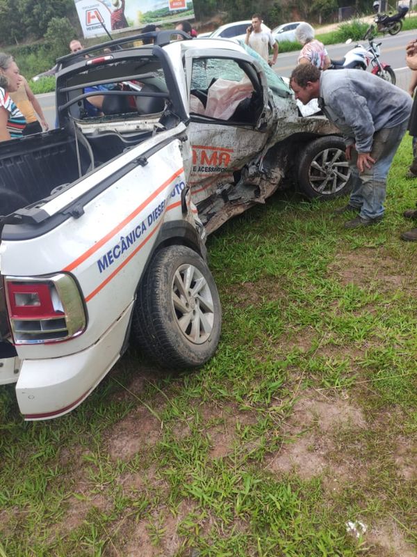 Colisão entre ambulância e carro de passeio deixa uma vítima no local