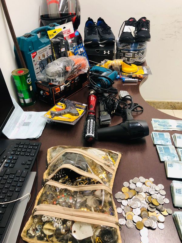 Segundo a polícia, diversos objetos foram adquiridos com os valores dos furtos por Divulgação \ PCES