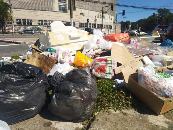 Lixo acumulado em ruas do Centro de Vitória