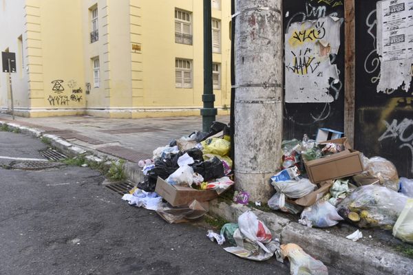 Lixo acumulado em ruas do Centro de Vitória por Ricardo Medeiros