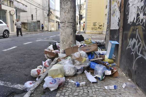 Lixo acumulado em ruas do Centro de Vitória por Ricardo Medeiros