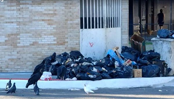 Lixo acumulado entre as ruas Silvino Grecco e Wellington de Freitas, em Jardim Camburi por Aurélio de Freitas