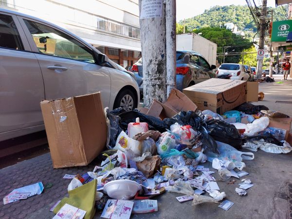 Lixo acumulado na Avenida Cleto Nunes, no Parque Moscoso, em Vitória por Geraldo Nascimento