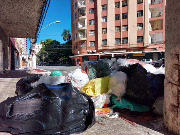 Lixo acumulado na Avenida Cleto Nunes, no Parque Moscoso, em Vitória por Geraldo Nascimento