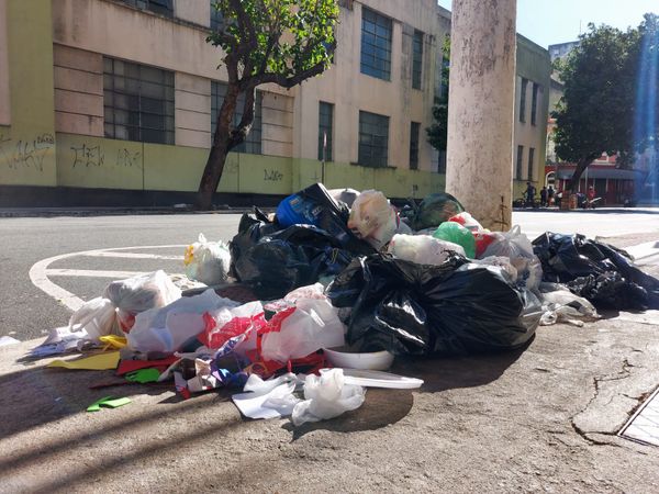 Lixo acumulado na Avenida Cleto Nunes, no Parque Moscoso, em Vitória por Geraldo Nascimento