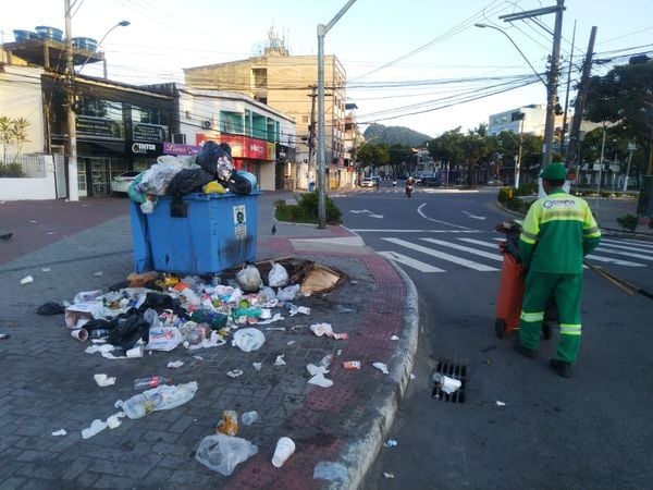 Com a greve dos trabalhadores da limpeza, o lixo ficou acumulado em Serra Sede por Ricardo Medeiros