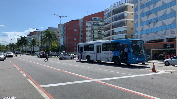 Acidente aconteceu na faixa da esquerda da Avenida Dante Michelini, no sentido Serra por Naiara Arpini