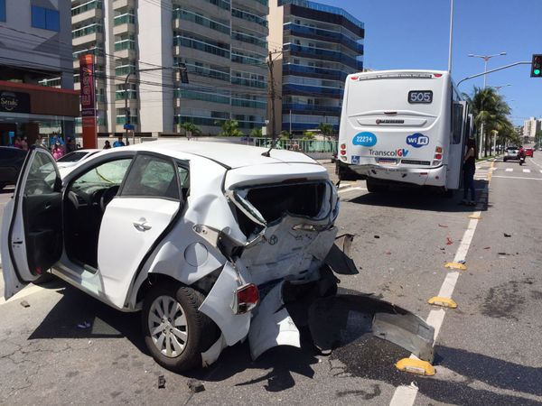 Acidente na Avenida Dante Michelini envolveu três automóveis e deixou pessoas feridas por Bernardo Murtinho