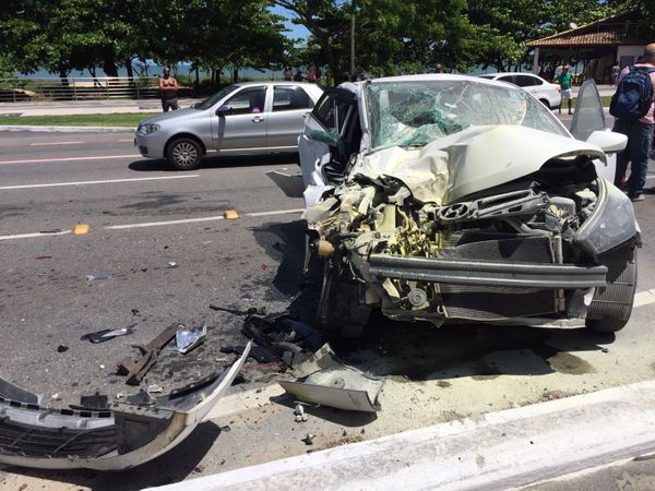 Acidente na Avenida Dante Michelini envolveu três automóveis e deixou pessoas feridas por Bernardo Murtinho