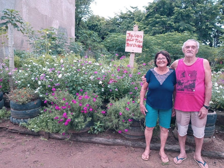 Casal de Alfredo Chaves transforma ponto viciado de lixo em jardim