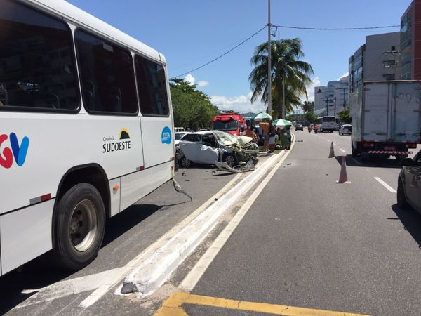 Entre os automóveis envolvidos no acidente está um ônibus do Sistema Transcol e um carro do modelo HB20 por Bernardo Murtinho