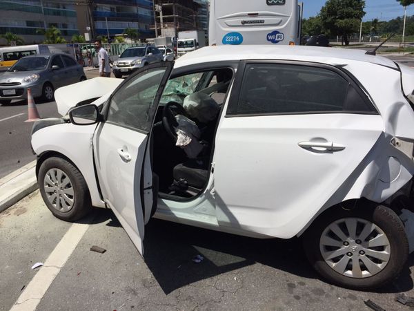 O veículo HB20 bateu na traseira do ônibus após ser atingido por outro veículo por Bernardo Murtinho