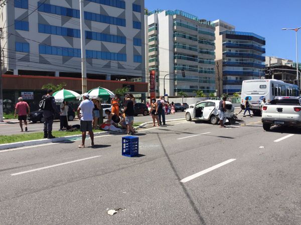 Ocupantes do carro HB20 ficaram feridos e aguardaram o socorro em um canteiro da Avenida Dante Michelini por Bernardo Murtinho