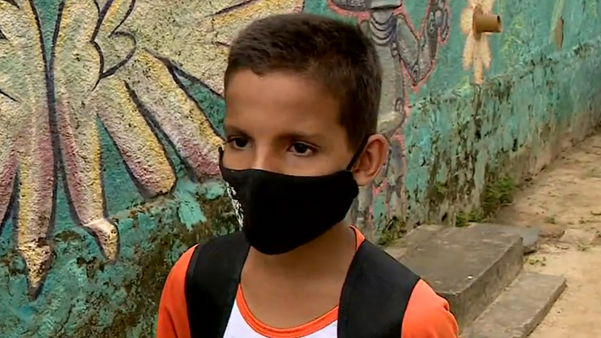 Tiago Barbosa Pereira, de 11 anos, chorou por perder material escolar após inundação em Nova Venécia.