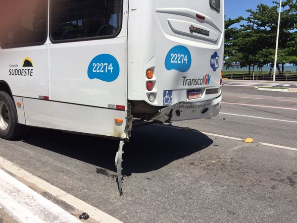 Traseira do ônibus ficou parcialmente danificada com a batida desta quarta-feira (23) por Bernardo Murtinho