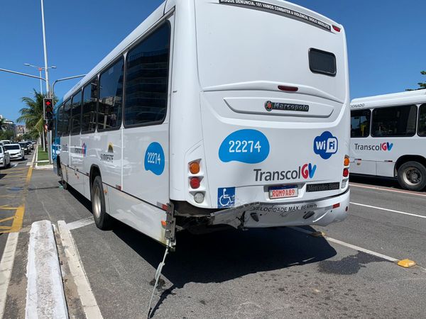 Um passageiro do ônibus precisou de atendimento médico após o acidente por Naiara Arpini