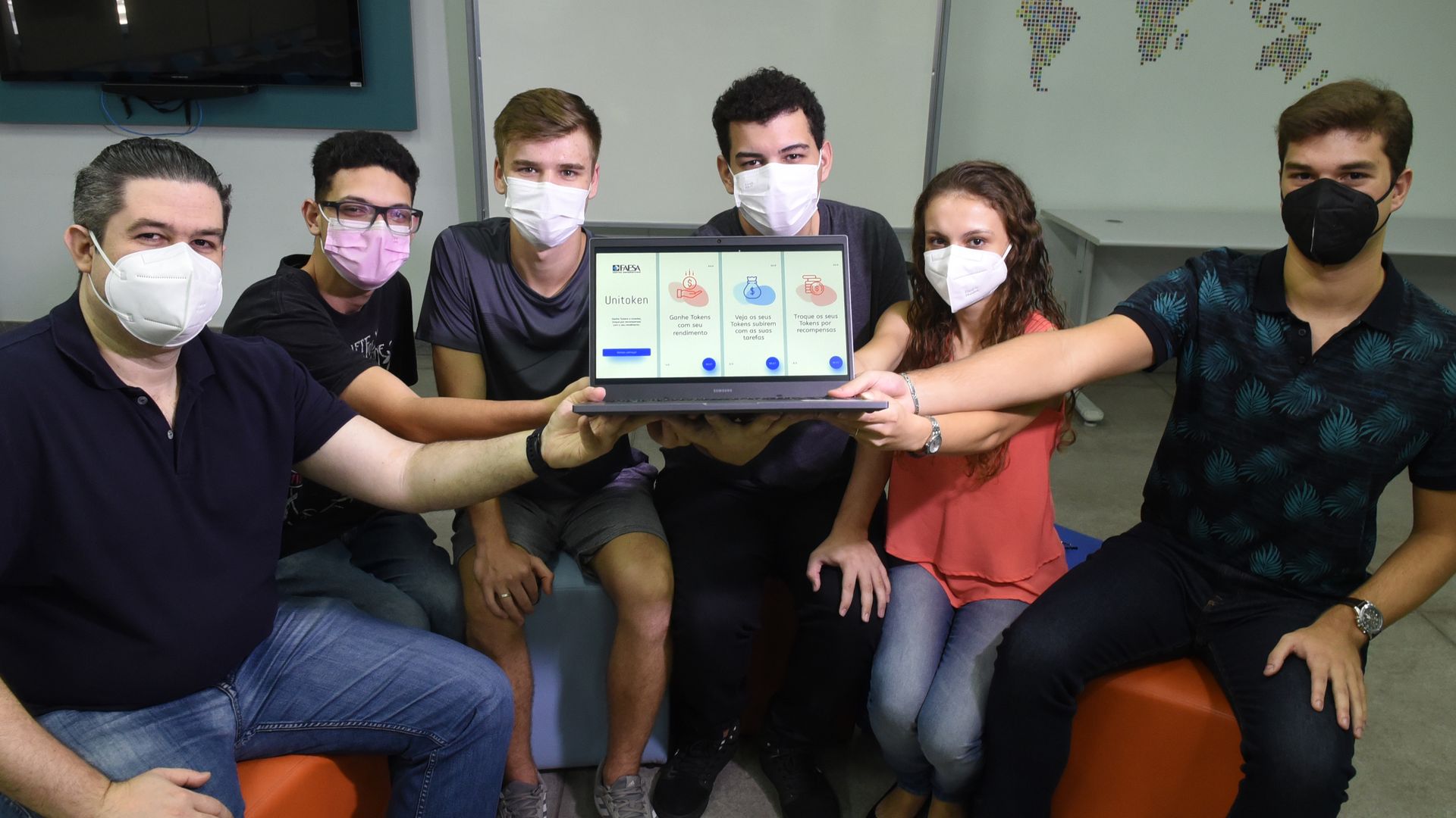 Grupo de estudantes da Faesa que está desenvolvendo um NFT de uma moeda virtual. Na ponta esquerda, o professor Otávio Lube, um dos envolvidos  no projeto.