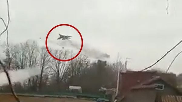 Avião russo lançando míssil sobre casas na Ucrânia