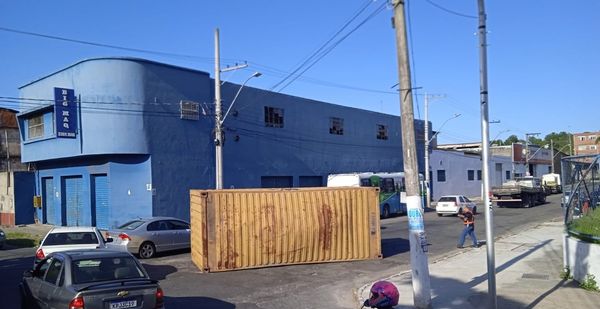 Carreta transportando container tombou em rodovia do ES.