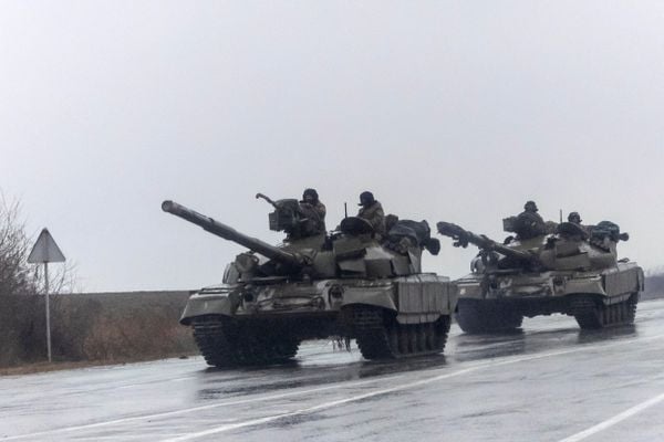 Ukrainian tanks move into the city, after Russian President Vladimir Putin authorized a military operation in eastern Ukraine, in Mariupol, February 24, 2022. REUTERS/Carlos Barria ORG XMIT: GDN
