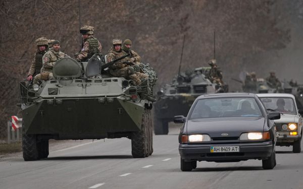 Militares da Ucrânia em blindados seguindo em estrada em Kramatorsk