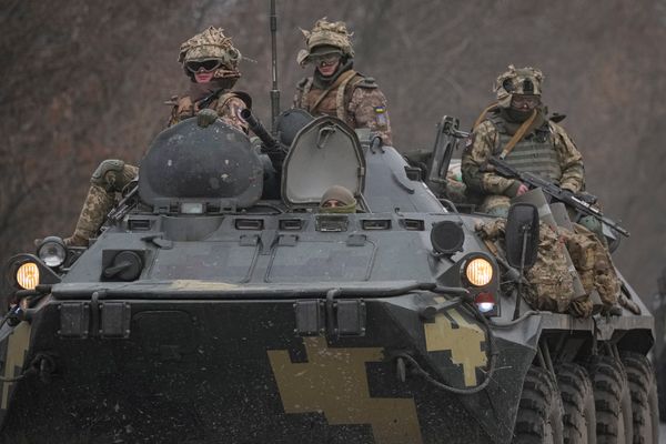 Militares ucranianos sentados sobre veículos blindados seguem em uma estrada em Kramatorsk, na região de Donetsk, no leste da Ucrânia