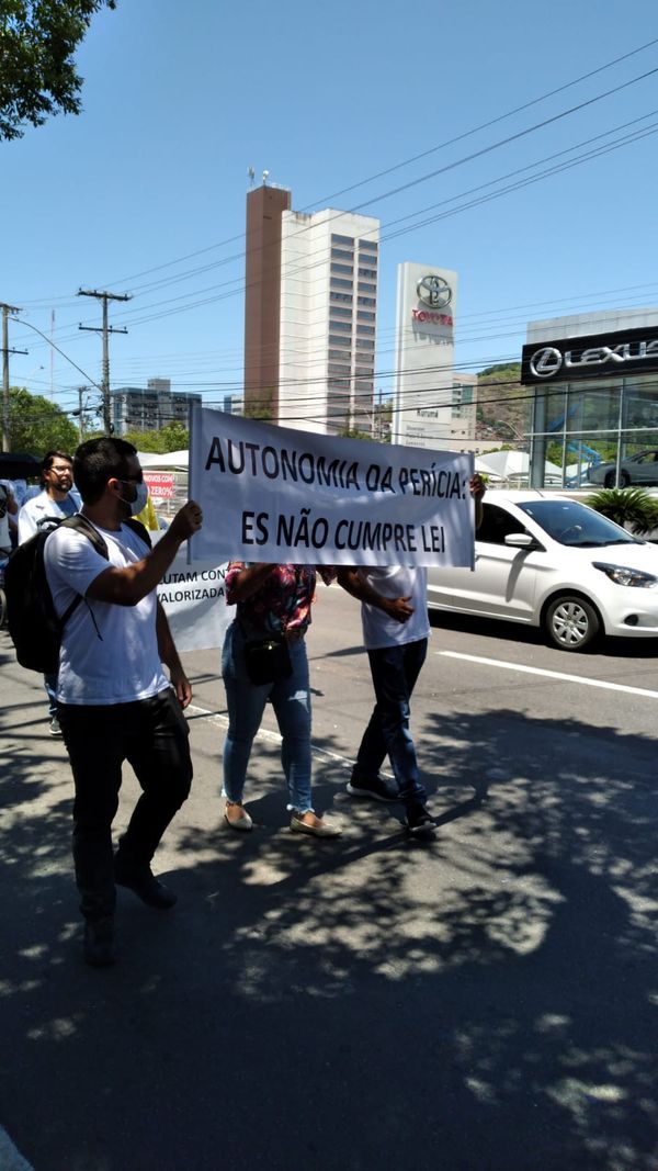 Peritos da Polícia Civil fazem protesto na Reta da Penha, em Vitória por Leitor de A Gazeta
