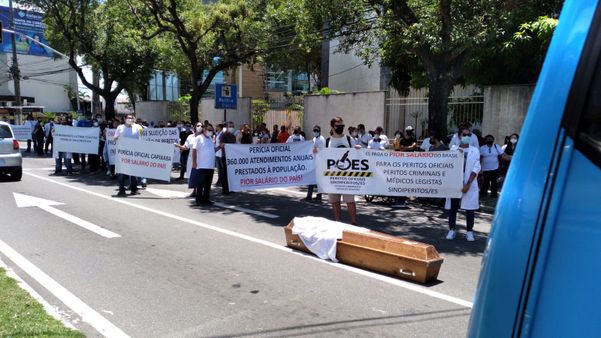 Peritos da Polícia Civil fazem protesto na Reta da Penha, em Vitória