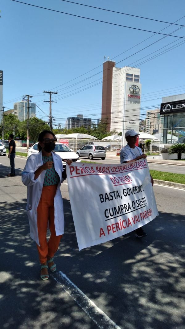 Peritos da Polícia Civil fazem protesto na Reta da Penha, em Vitória por Leitor de A Gazeta