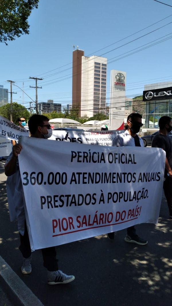 Peritos da Polícia Civil fazem protesto na Reta da Penha, em Vitória por Leitor de A Gazeta