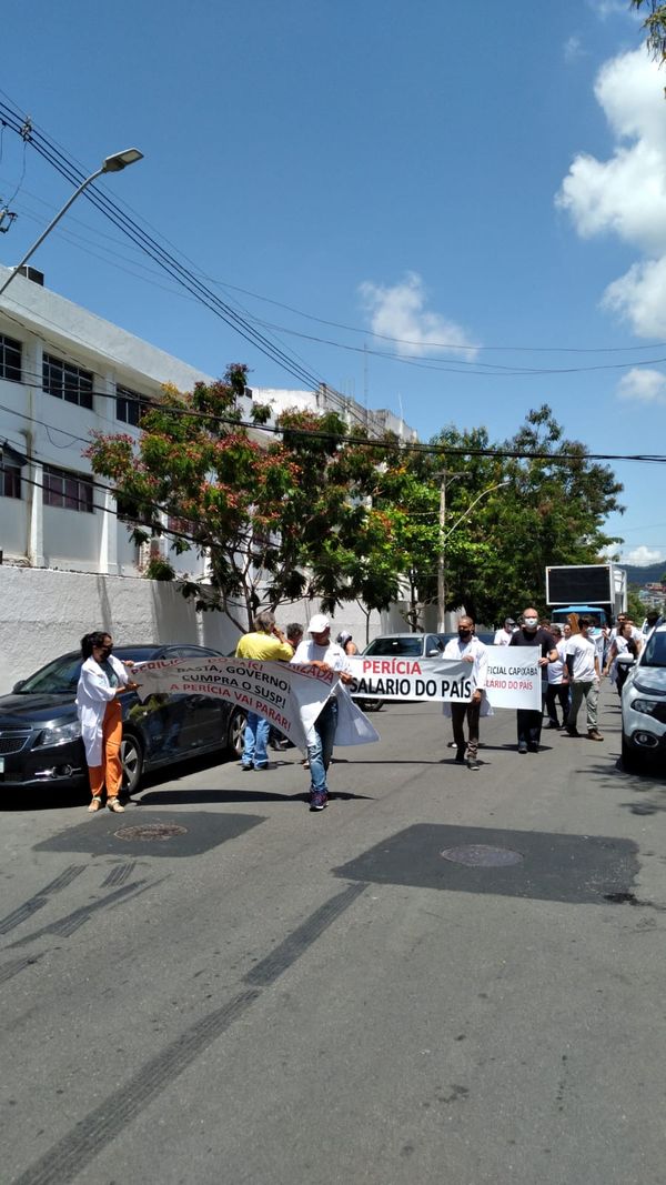 Peritos da Polícia Civil fazem protesto na Reta da Penha, em Vitória por Leitor de A Gazeta