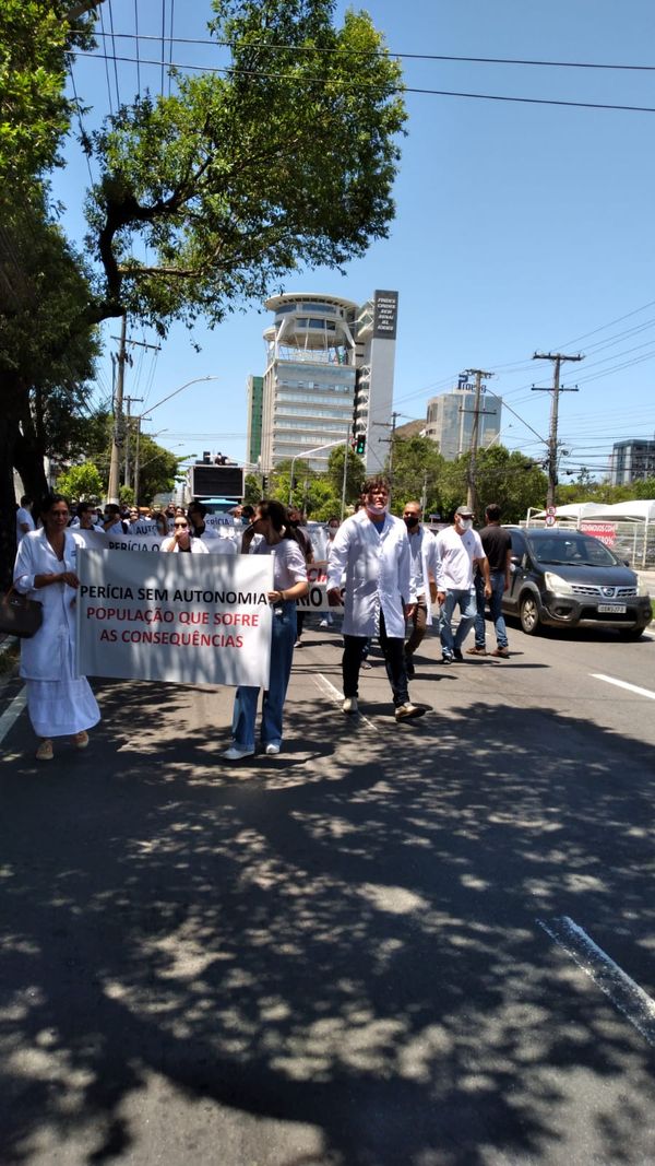 Peritos da Polícia Civil fazem protesto na Reta da Penha, em Vitória por Leitor de A Gazeta