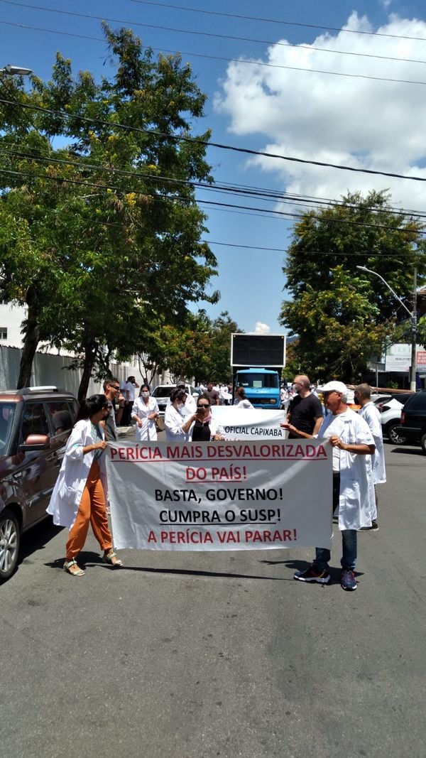Peritos da Polícia Civil fazem protesto na Reta da Penha, em Vitória por Leitor de A Gazeta