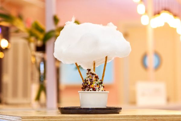 Sorvetes com nuvem de algodão doce da gelateria Dona Nuvem, em Vitória