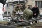UKR - RÚSSIA/UCRÂNIA/ATAQUE - INTERNACIONAL - Pessoas observam fragmentos de   equipamento militar na rua após um   aparente ataque russo em Kharkiv, na   Ucrânia, nesta quinta-feira, 24 de   fevereiro de 2022.(ANDREW MARIENKO/ASSOCIATED PRESS/ESTADÃO CONTEÚDO)