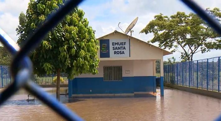 Mesmo com nível do rio diminuindo, em Povoação e Brejo Grande, comunidades inteiras continuam isoladas; fazendas, casas, estradas e escolas estão inundadas