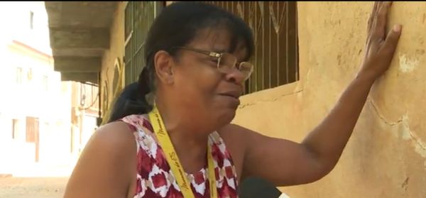 A aposentada Delícia Alves de Oliveira se emociona ao contar o risco de um deslizamento 