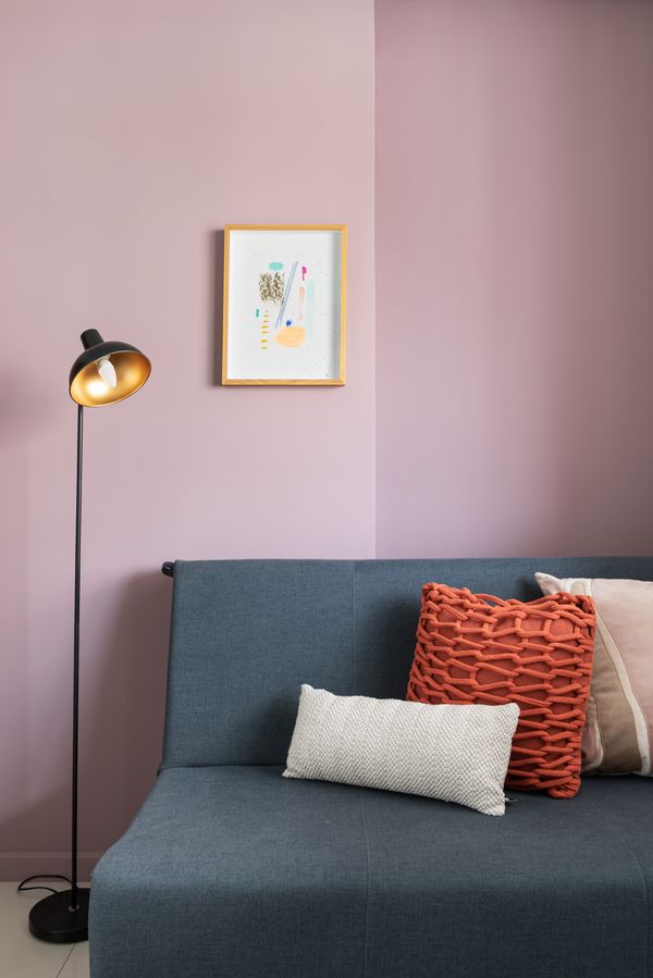 Além das poltronas, a regra de três nesse caso também está aplicada com o sofá, a luminária e o quadro por Projeto de Fernanda Calazans, com foto de Camila Santos