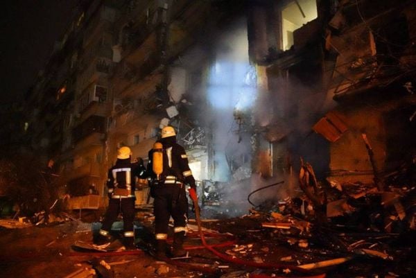 Bombeiros combatem incêndio após explosão em Kiev