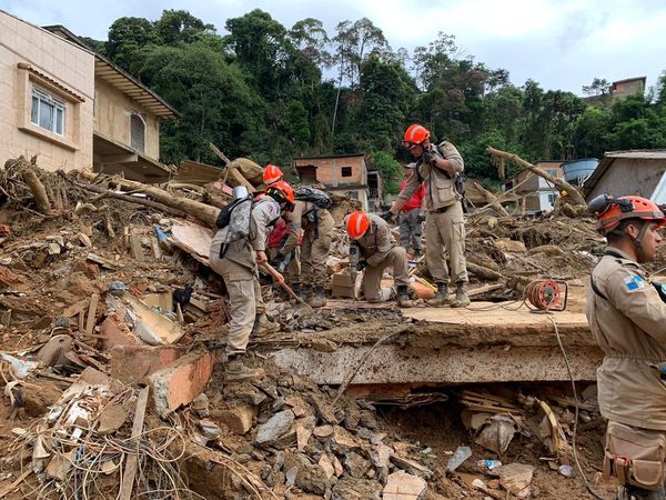 Bombeiros do ES ajudaram nas buscas por vítimas em Petrópolis.