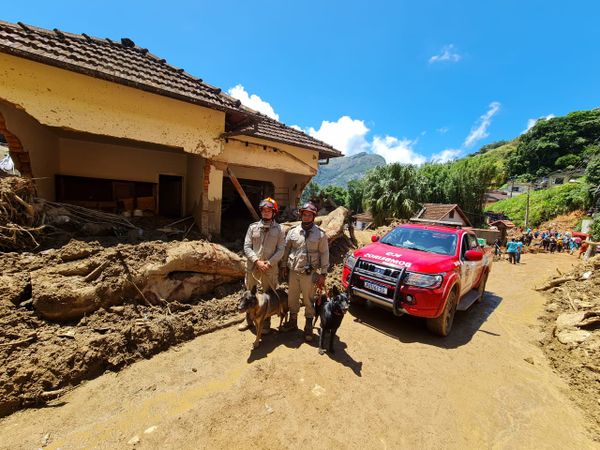 Bombeiros do ES atuaram nos trabalhos de resgate em Petrópolis 