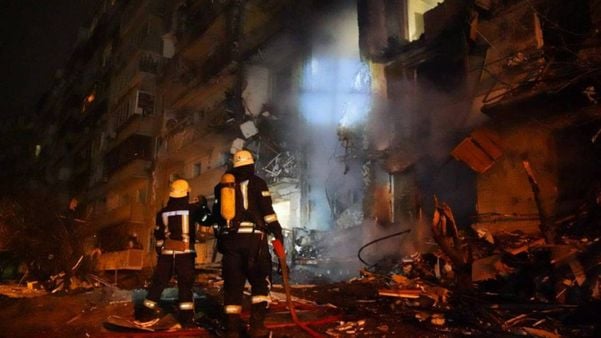 Capital da Ucrânia, Kiev sofre bombardeios e se prepara para invasão