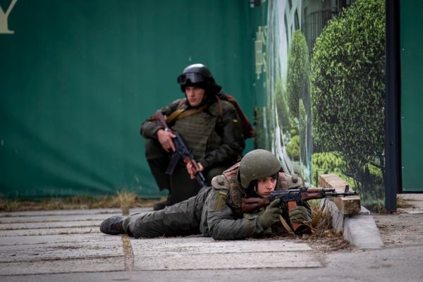  Soldados ucranianos se posicionam dentro da cidade de Kiev, capital da Ucrânia,   nesta sexta-feira, 25 de fevereiro de 2022. Um dia após o presidente da Rússia, por EMILIO MORENATTI/ASSOCIATED PRESS/ESTADÃO CONTEÚDO