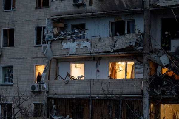 Edifício destruído após um ataque com foguete na cidade de Kiev, na Ucrânia por EMILIO MORENATTI/ASSOCIATED PRESS/ESTADÃO CONTEÚDO