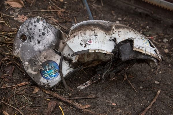 Vista dos fragmentos de uma aeronave que caiu em Kiev, capital da Ucrânia por OLEKSANDR RATUSHNIAK/ASSOCIATED PRESS/ESTADÃO CONTEÚDO