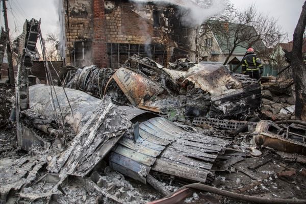 Vista dos fragmentos de uma aeronave que caiu em Kiev, capital da Ucrânia por OLEKSANDR RATUSHNIAK/ASSOCIATED PRESS/ESTADÃO CONTEÚDO