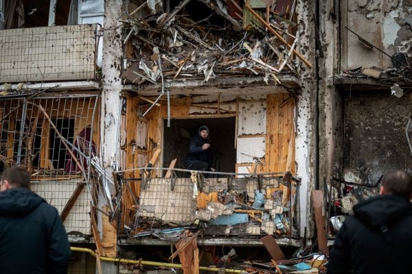 Edifício destruído após um ataque com foguete na cidade de Kiev, na Ucrânia, nesta   sexta-feira, 25 de fevereiro de 2022. Um dia após o presidente da Rússia por EMILIO MORENATTI/ASSOCIATED PRESS/ESTADÃO CONTEÚDO